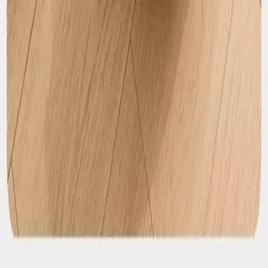 Primo piano dettagliato che mostra la liscia trama venata del legno del prodotto.