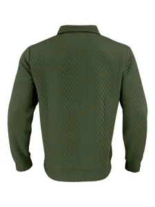 Vista detallada del polo de punto verde oscuro con diseño de rombos retro en la espalda.