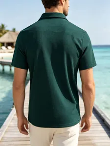 Donkergroene gestructureerde heren polo shirt detailweergave, ideaal voor zomerse casual stijl.