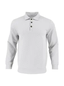 Vista detallada del polo blanco de manga larga para hombre con patrón de rombos texturas.