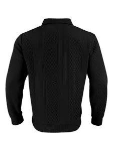 Polo de punto negro con textura de rombos clásica, manga larga y cuello elegante.