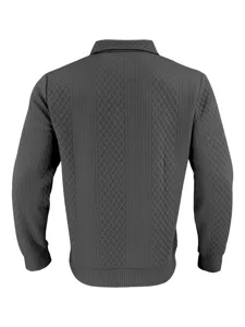 Vista detallada de polo de punto gris oscuro para hombre con textura de rombos.