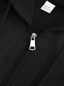 Primo piano dettagliato della zip della felpa nera e etichetta taglia, ottima finitura.