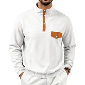 Vista detallada de sudadera para hombre con cuello alzado y bolsillo en el pecho.