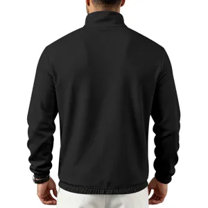 Vista trasera de la chaqueta casual negra para hombre con cuello alto y mangas largas.