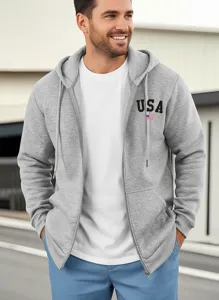 Primo piano della felpa grigia con cappuccio e zip da uomo con stampa USA sul petto.