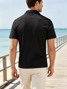 Detailweergave heren zomer korte mouw getextureerde poloshirt, zwarte casual top.