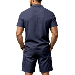 Rückansicht Detail von Herren lässig Kurzarm Leinenhemd und Cargoshorts Sommer Outfit.
