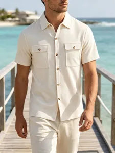 Casual heren shirt met korte mouwen en dubbele borstzakken in effen kleur voor de zomer.