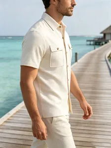 Detailweergave van het heren casual wafel korte mouw overhemd op de houten steiger bij tropische zee.