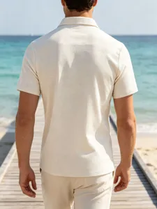 Detailweergave heren wafelbreisel korte mouw polo overhemd op strand pier achtergrond casual