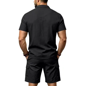 Detailaufnahme des schwarzen Kurzarm-Poloshirts und der Cargoshorts für Herren im Sommer.