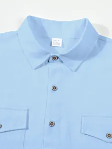 Primer plano del cuello, los botones y el bolsillo en el pecho de la camisa de lino de hombre.