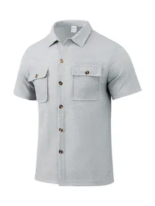 Detail van grijs shirt met korte mouwen, dubbele borstzakken en gestructureerde stof.