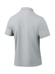 Achterdetail van het klassieke effen heren polo shirt met ademende gebreide stof.