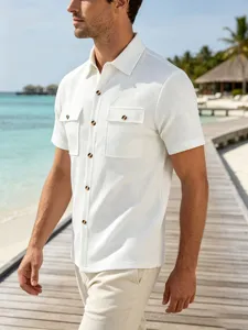Detailopname van een wit wafelstructuur shirt met korte mouwen en dubbele borstzakken.