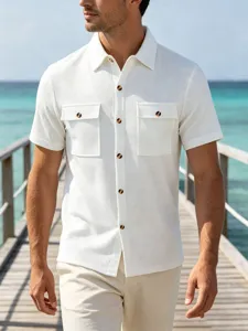Heren wit waffelbreisel korte mouw overhemd met twee borstzakken voor zomer casual detail.