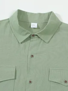 Primer plano detalle vista de camisa hombre lino verde claro cuello bolsillo moda.