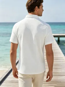Heren casual wit wafelbreisel korte mouw polo shirt detailweergave op pittoreske steiger