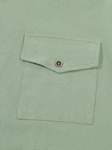 Detalle del bolsillo de la camisa de lino para hombre, con textura fina y botón decorativo.