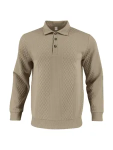 Vista detallada del polo de punto caqui para hombre, manga larga con cuello texturizado.