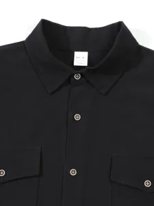 Vista detallada de camisa negra de hombre de manga larga, cuello solapa clásico, bolsillos, talla M.