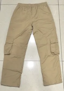 Detailansicht von lässigen Cargohosen mit mehreren Taschen und elastischem Bund.