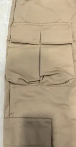 Khaki Herren Cargohose Detailansicht mit vielen Taschen und robustem Twill-Stoff.
