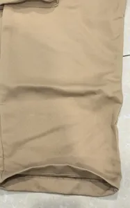 Nahaufnahme des Stoffes von Khaki Herren Cargohosen, strapazierfaehiges Twillgewebe
