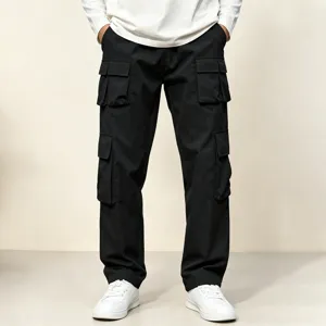 Detailansicht schwarzer Cargo-Hosen für Herren, Freizeithose mit vielen Taschen aus Twill Stoff.