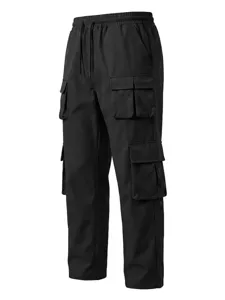 Nahaufnahme von schwarzen Herren-Cargohosen mit vielen praktischen Taschen und Kordelzug.