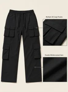 Detailansicht schwarzer Herren Cargohosen mit mehreren 3D Taschen und strapazierfähigem Stoff.