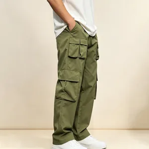 Detailansicht der olivgrünen Herren-Cargo-Hose, lockere Passform mit praktischen Taschen.