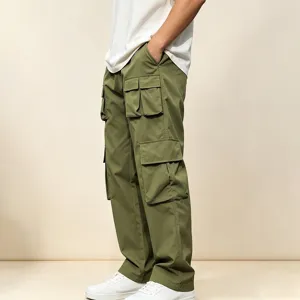 Detailansicht von olivgrünen Herren-Cargohosen mit mehreren Taschen und bequemem, lockerem Schnitt.