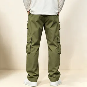 Detailansicht der Herren Cargohose von hinten mit praktischen Seitentaschen und bequemem Schnitt.