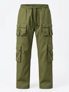 Detailansicht der grünen Cargohose für Herren mit vielen Taschen und elastischem Kordelzug.