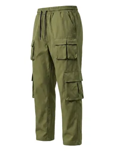 Grüne Herren Cargohose mit vielen praktischen Taschen, elastischem Bund und weitem.