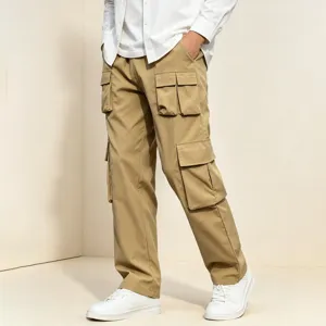 Detailansicht der khaki Herren Cargohose, Freizeithose mit vielen Taschen im Freien.