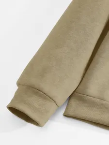 Dettaglio manica felpa tinta unita uomo, polsino in maglia morbido e comodo stile casual.