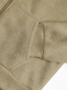 Dettaglio felpa con cappuccio zip uomo, capo casual comodo in tessuto misto cotone.