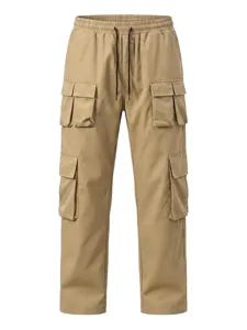 Detailansicht der khaki Herren Cargohose mit praktischen Taschen und Kordelzügen.