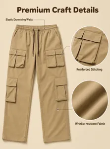 Nahaufnahme der Herren Cargohose mit mehreren Taschen und verstellbarem Kordelzug am Bund.