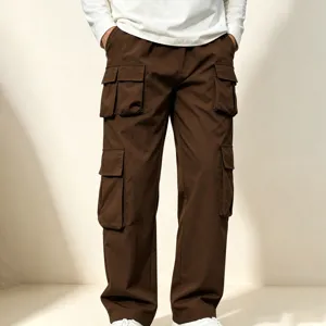 Detailansicht der braunen Herren Cargohose mit praktischen Taschendetails und Stoff.