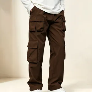 Detailaufnahme brauner Herren Cargohosen mit praktischen Beintaschen und bequemem geradem Schnitt.