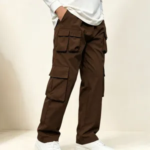 Detailansicht brauner Herren Freizeithose mit vielen praktischen Cargotaschen aus Stoff.