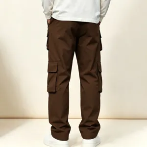 Modische braune Herren Cargo Hose mit vielen praktischen Taschen für Außenbereich.