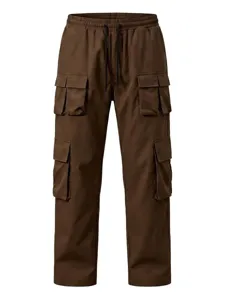 Detailaufnahme brauner Cargo-Hose mit mehreren Taschen, elastischem Kordelzug und robustem Stoff.