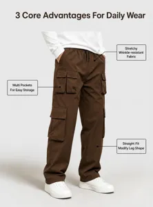 Detailansicht brauner Herren-Cargohosen mit vielen Taschen und bequemem geradem Schnitt.