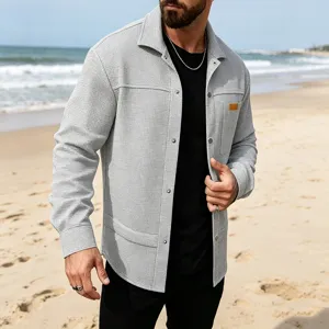 Vue détaillée chemise manches longues gaufrée grise homme, scène photo de plage en plein air.