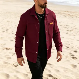Vue de détail d'une chemise homme gaufrée à manches longues et boutons bordeaux plage.